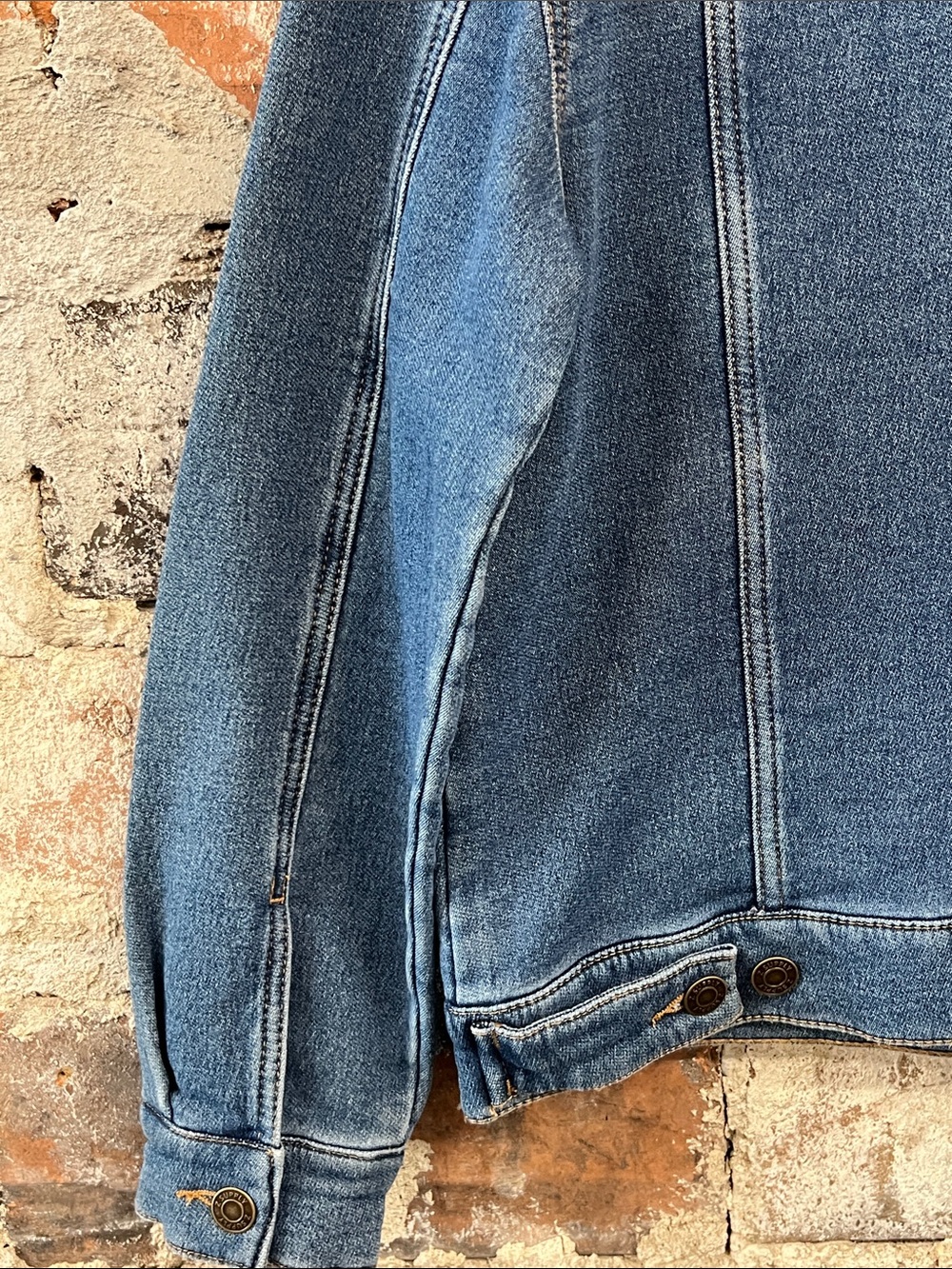NWT Z Supply Dallas Medium Wash Denim Trucker Jacket with stretch - Picture 3 of 14